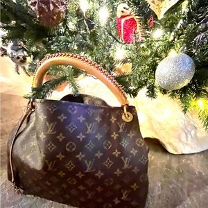 LOUIS VUITTON ❤️🥂💯Authentic Monogram Artsy MM! Beautiful shape!  Great P…